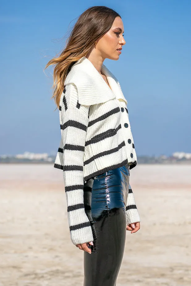 Queencii – Keane Short Cardigan Black & White